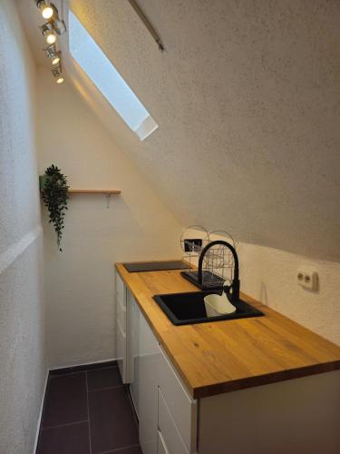 Kitchen, NEU Ganze Wohnung Boxspringbett & Gartenzugang in Betzdorf