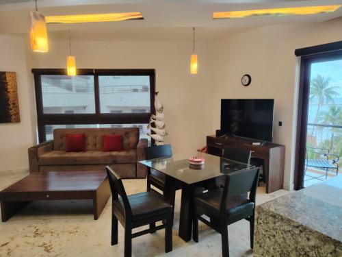 Beach Front - Ocean View 1 BR Condo with Terrace & Hughe Infinity Pool Heart of Playa del Carmen-El Faro Residental Surf 407, Playa del Carmen (zdjęcie 7)