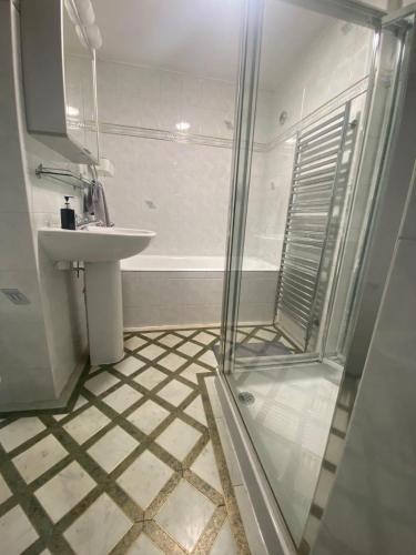 Shower, THE HEATHROW LODGE LONDON Uk in London