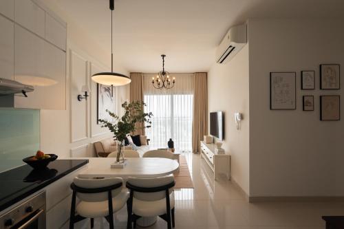 Dingdong Suites – The Sun Avenue – Free Pool & Gym in District 2