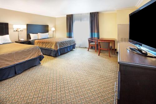 2 queen beds