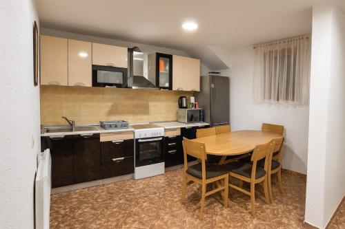 EM Apartment - image 12