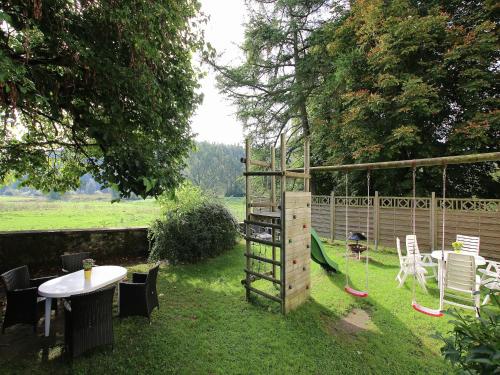 Kert, Riverside Mansion Retreat in Fauvillers