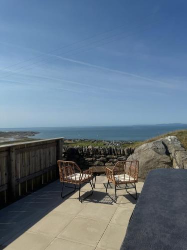 Bay View shepherds hut with hot tub in Lanfeira