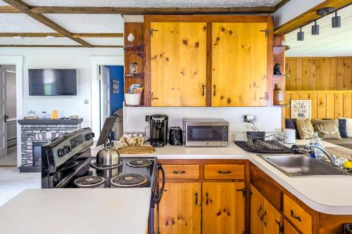 Cozy Cottage Near Ski Bretton Wood and Franconia in Bethlehem