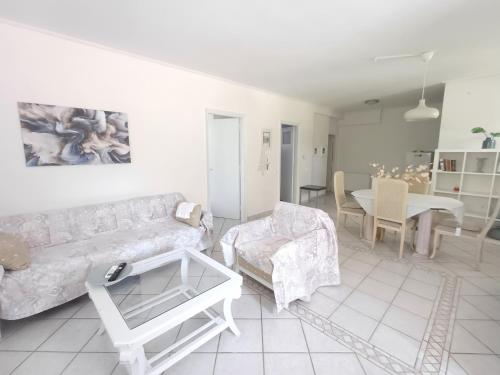 Flat with garden near sea, port and airport, Artemida (foto 9)