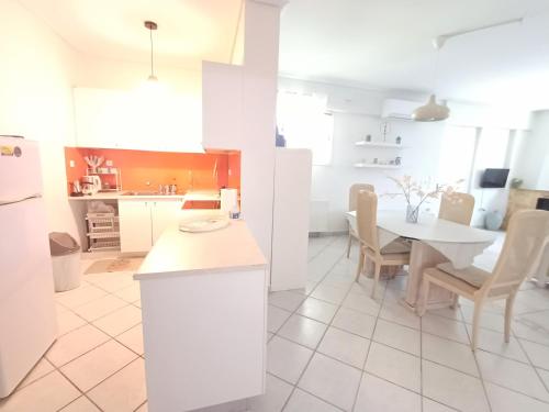 Flat with garden near sea, port and airport, Artemida (foto 10)