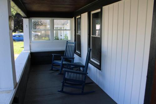 Erkély/terasz, 1 mile to All Star Village, newly renovated with EV Charger in Oneonta (New York)