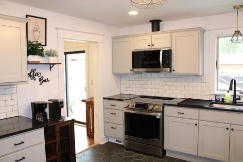 Létesítmények, 1 mile to All Star Village, newly renovated with EV Charger in Oneonta (New York)