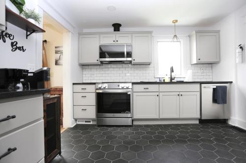 Konyha, 1 mile to All Star Village, newly renovated with EV Charger in Oneonta (New York)