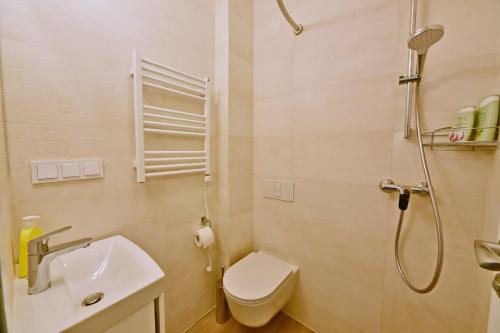 Domillion 3bdr 2bath New Apt w free parking V1020 - image 2