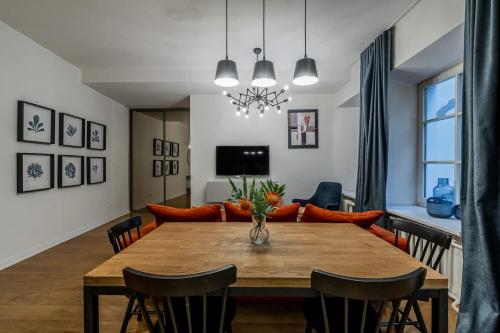 Domillion new modern 2bdr City Hall apt D1117B - image 3