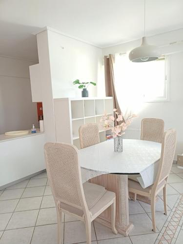 Flat with garden near sea, port and airport, Artemida (foto 8)