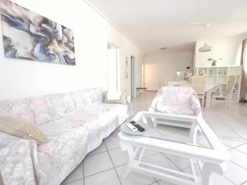 Flat with garden near sea, port and airport, Artemida (foto 7)