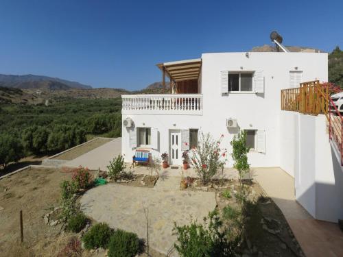 Garden, Villa in Makry Gialos near Sandy Beach in Makris Gialos