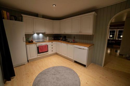 кухня, Cozy house with free parking on the premises in Рынгебу