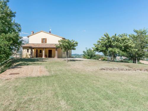  Holiday Home in Urbania with Hill Views, Ferienwohnung in Urbania