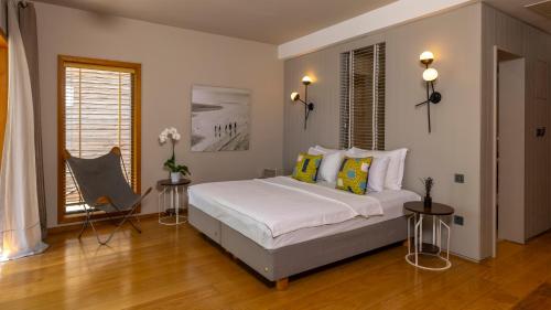 1 twin bed, 1 sofa bed