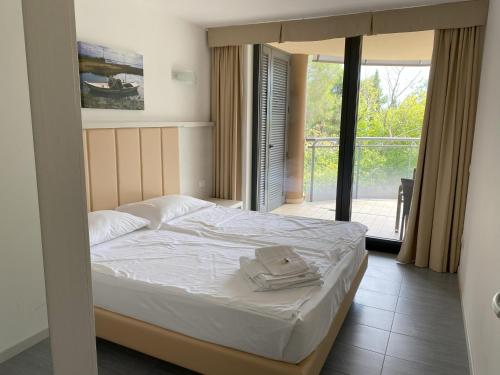 One-Bedroom Apartment with Balcony