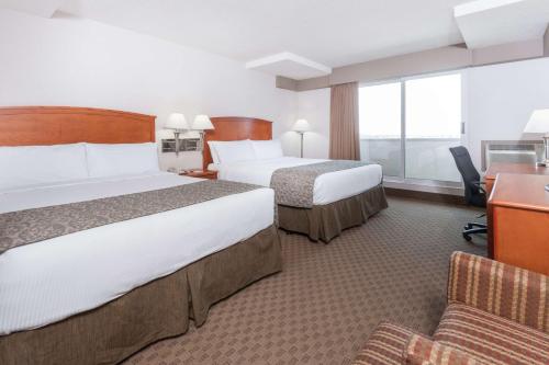 Deluxe Queen Room with Two Queen Beds - Non-Smoking image 9