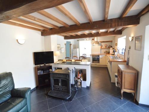 Cozy Cottage Near River in Alle