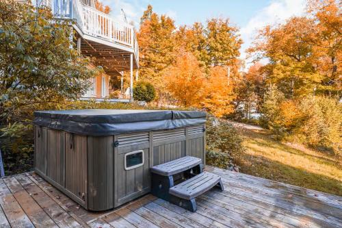 Pezsgőfürdő, Chalet De l'Escapade Hot Tub - Lakeview - Pool table - Mountain view - More ! in Entrelacs (QC)