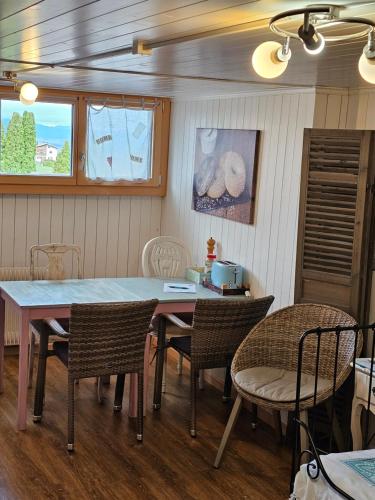 WHITE HOME IN AESCHI BEI SPIEZ in 埃希