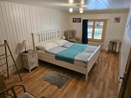 WHITE HOME IN AESCHI BEI SPIEZ in 埃希