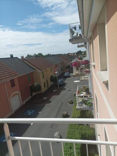 grand appartement dans résidence sécurisée (grand appartement dans residence securisee) in Beuzeville
