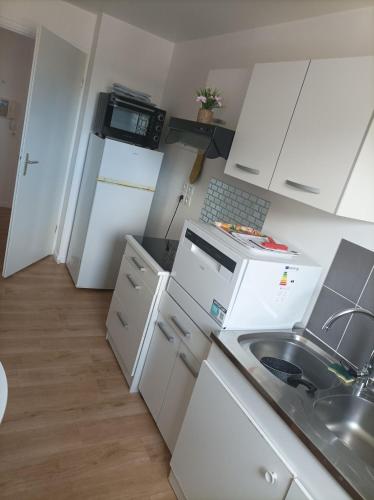 grand appartement dans résidence sécurisée (grand appartement dans residence securisee) in Beuzeville