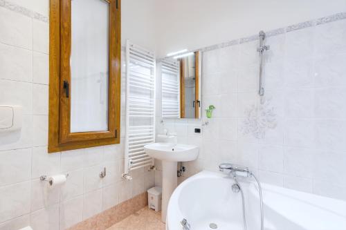 Elegantis San Giovanni Suite - Chic Apartment with Bathtub Near Historic Center, Metro & Tram Nearby, Rome (photo 8)