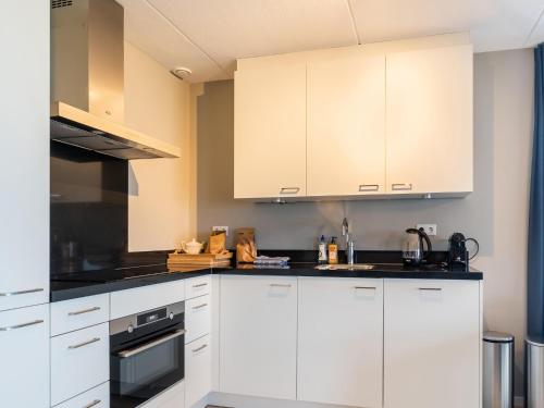 keuken, Vacation Home Zeeland by Oosterschelde Park in Tholen