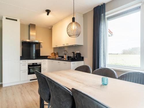 keuken, Vacation Home Zeeland by Oosterschelde Park in Tholen