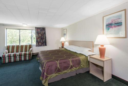 Super 8 by Wyndham W Yarmouth Hyannis/Cape Cod Room Type - Deluxe King Room - Non-Smoking