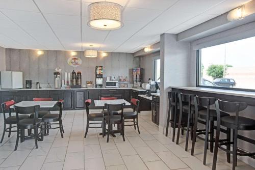 餐飲選擇, 謝爾比速8酒店 (Super 8 By Wyndham Shelby) in 謝爾比