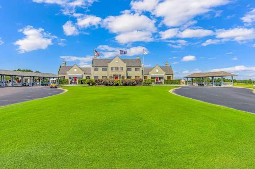 Legends Resort Home with Golf, Family Stay in Parkland