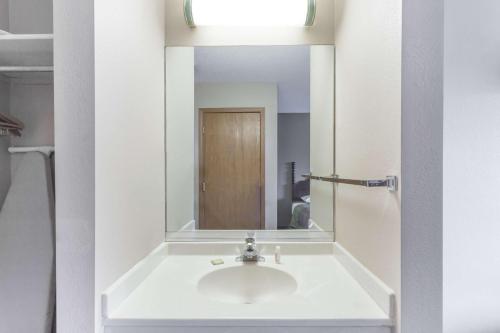 Super 8 by Wyndham Yorkville in Yorkville, USA