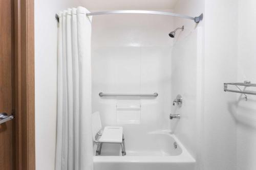 Super 8 by Wyndham Yorkville in Yorkville, USA