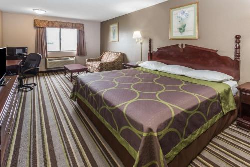 Super 8 by Wyndham Yorkville in Yorkville, USA