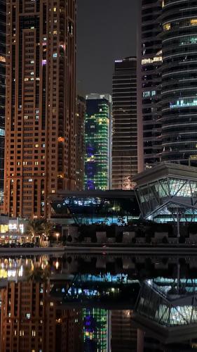 Studio-Like Private Bedroom with Balcony & Private Washroom in JLT, Dubai (Foto 9)