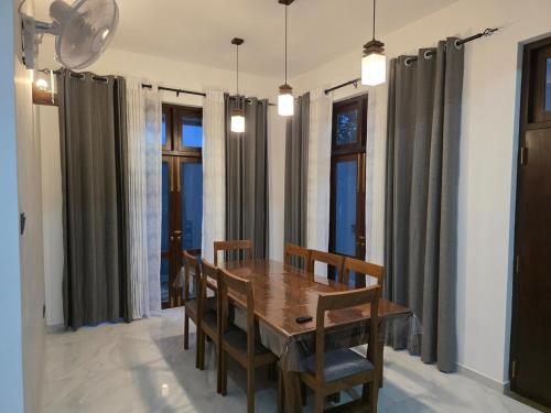 Modern 4-Bedroom 3-Bathroom Home with Roof Terrace - image 6
