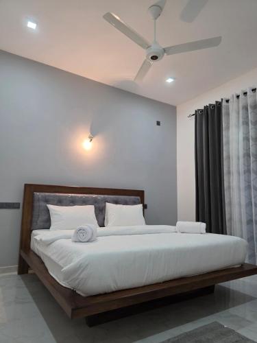 Modern 4-Bedroom 3-Bathroom Home with Roof Terrace - image 11