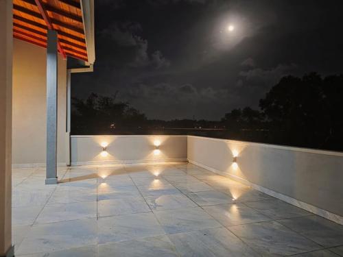 Modern 4-Bedroom 3-Bathroom Home with Roof Terrace - image 3
