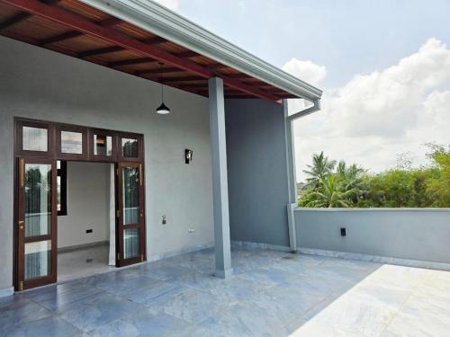 Modern 4-Bedroom 3-Bathroom Home with Roof Terrace - image 2