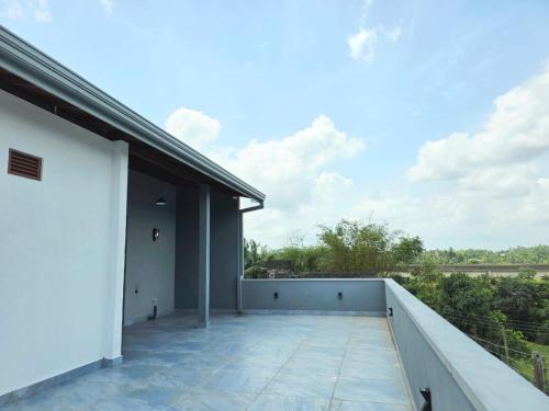 Modern 4-Bedroom 3-Bathroom Home with Roof Terrace - image 7