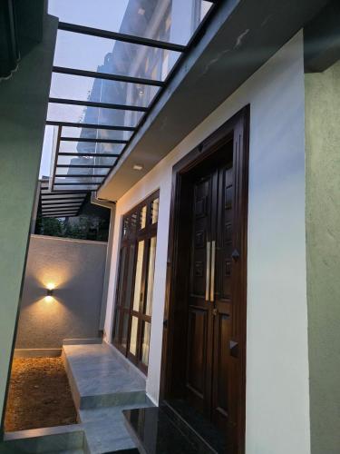 Modern 4-Bedroom 3-Bathroom Home with Roof Terrace - image 9