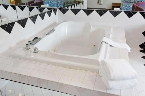 ซูเปอร์ 8 บาย วินด์แฮม แคนอนส์เบิร์ก/พิตส์เบิร์ก แอเรีย (Super 8 By Wyndham Canonsburg/Pittsburgh Area) in แคนอนสบูร์ก (PA)