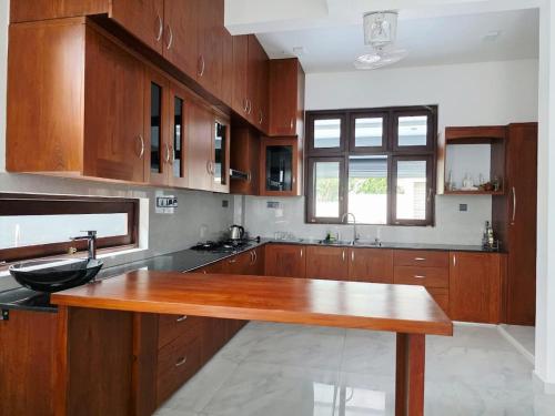 Modern 4-Bedroom 3-Bathroom Home with Roof Terrace - image 5