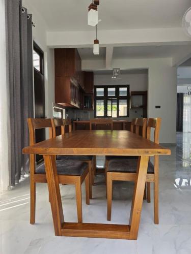 Modern 4-Bedroom 3-Bathroom Home with Roof Terrace - image 4