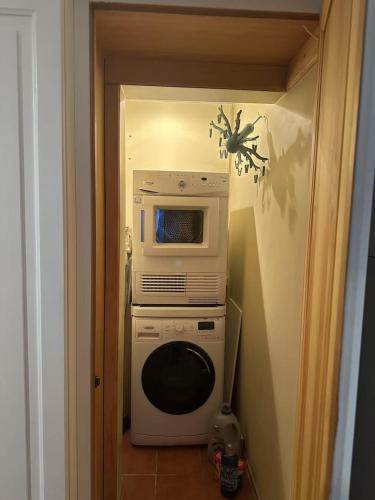 Dzirnavu apartment, free parking, Riga (photo 6)